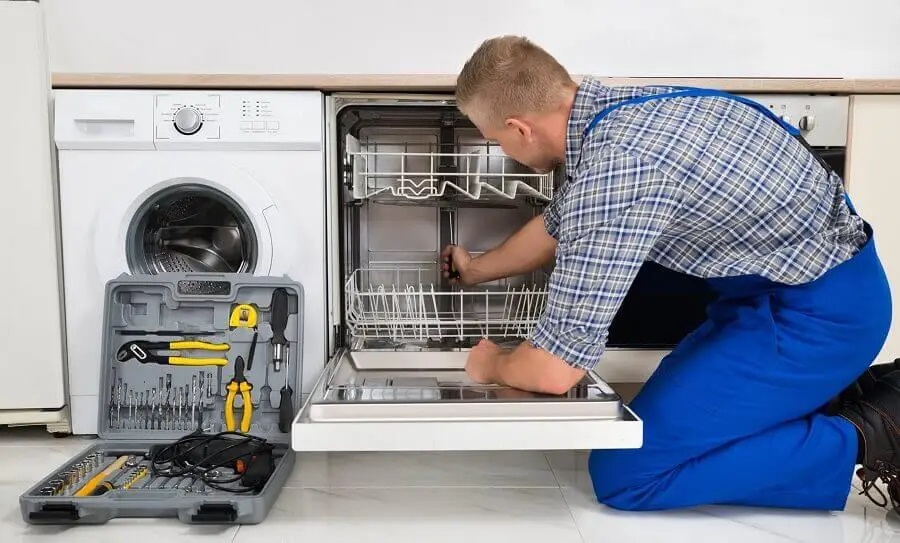 Gölbaşı Termodinamik servisi teknisyen ekibi beyaz eşya tamiri yaparken
